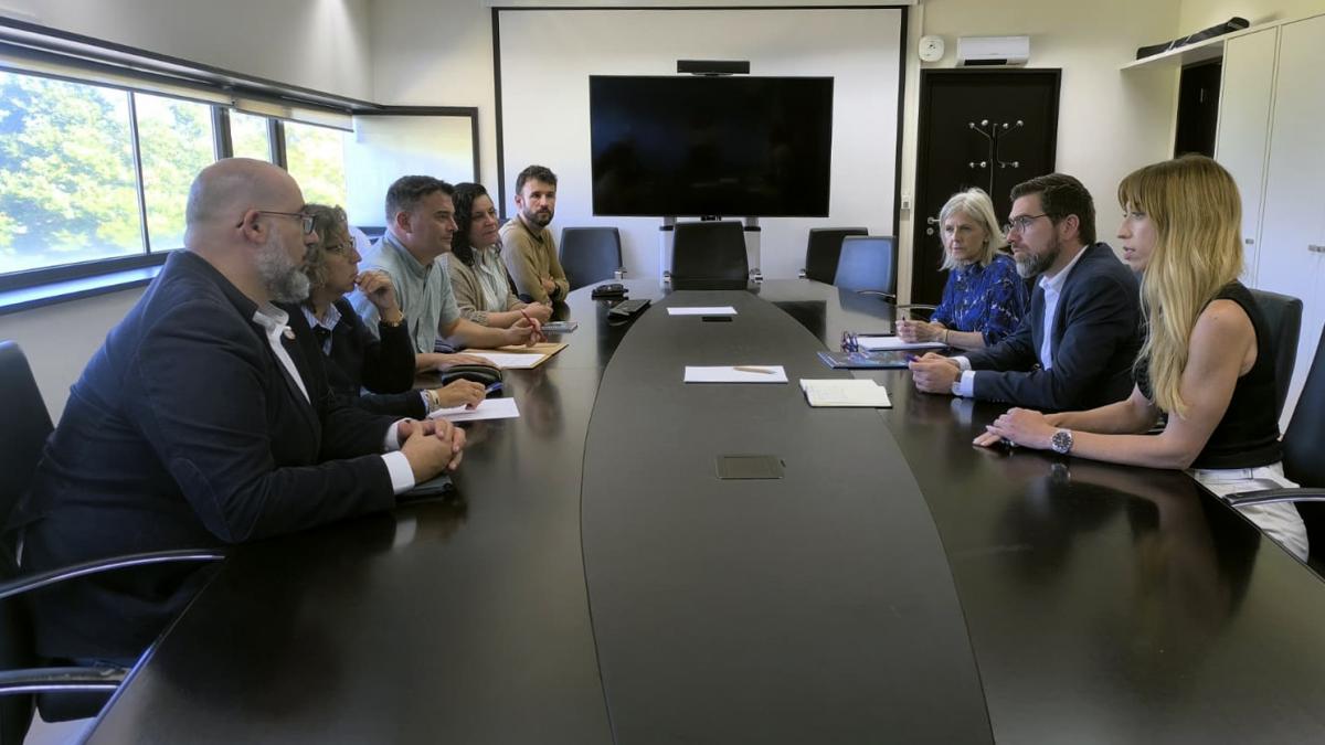 Á esquerda, Iván Cordeiro e Amelia Pérez, na reunión coa representación do Goberno galego