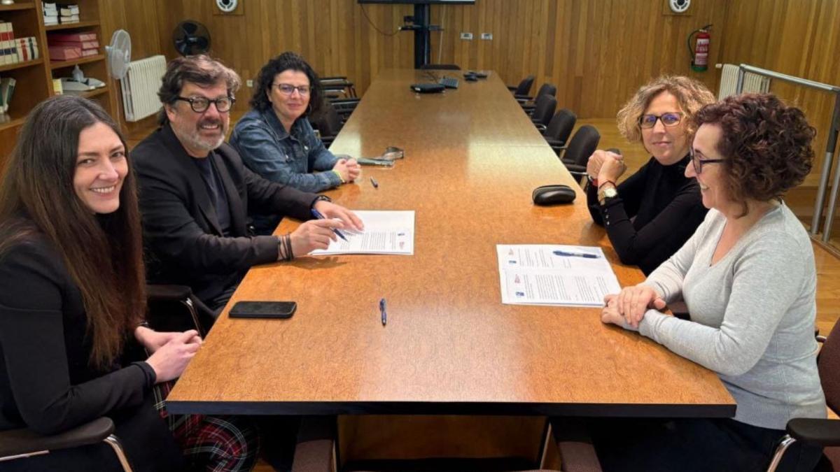 Acto de asinamento deste acordo marco.  dereita, a secretaria xeral do S. N. de CCOO, Amelia Prez, e de CCOO-Ensino, Luz Lpez