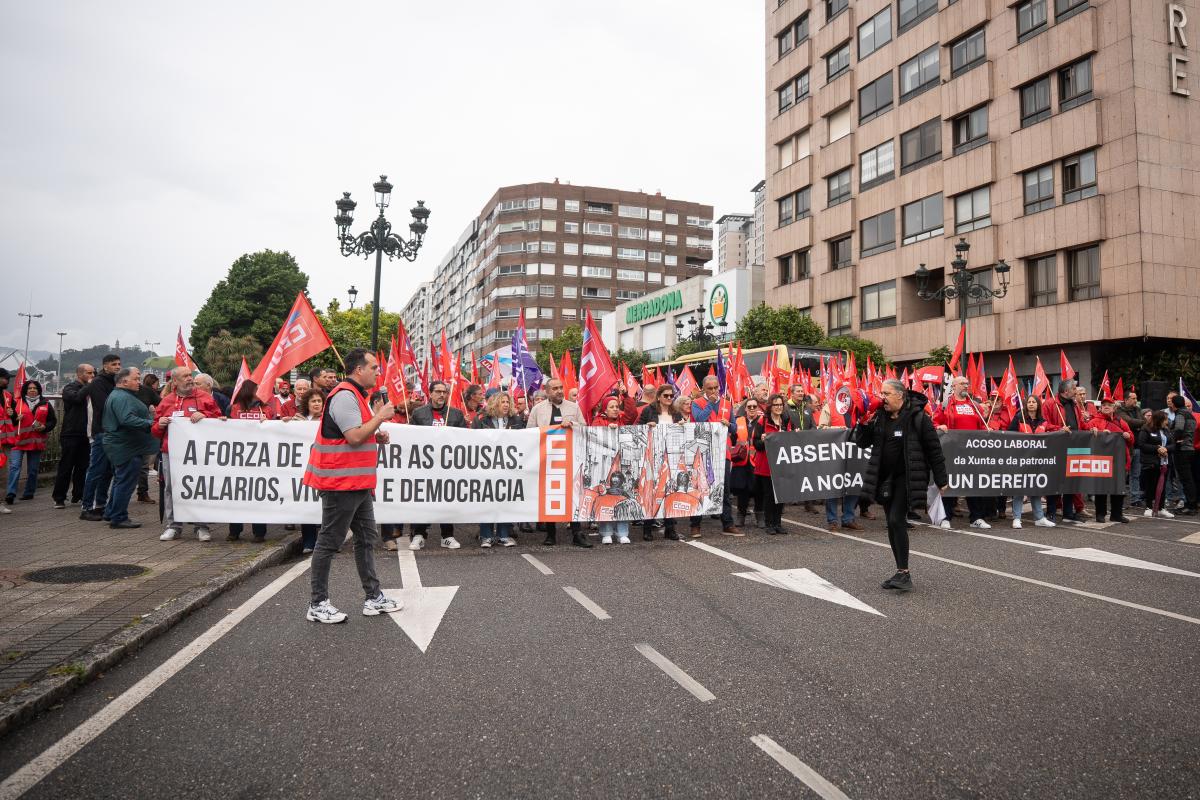 Asemblea 12 de Maio, concentración sede empresarios Vigo.