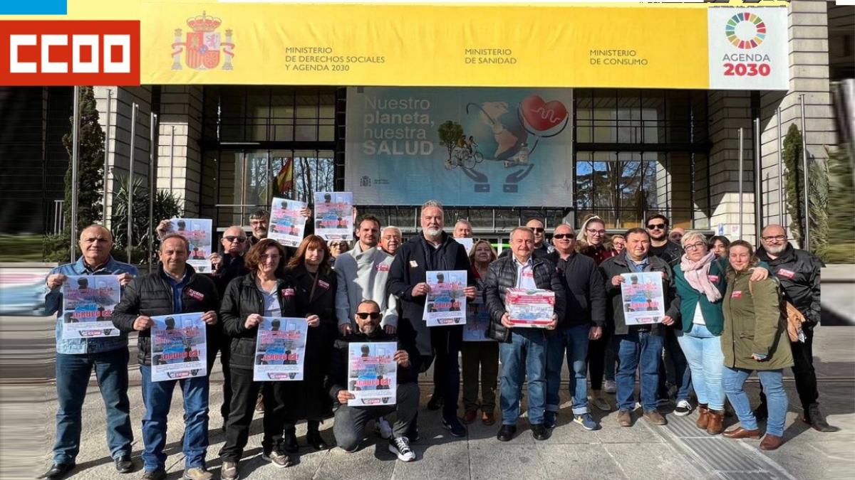 Sindicalistas de CCOO- FSS diante do Ministerio