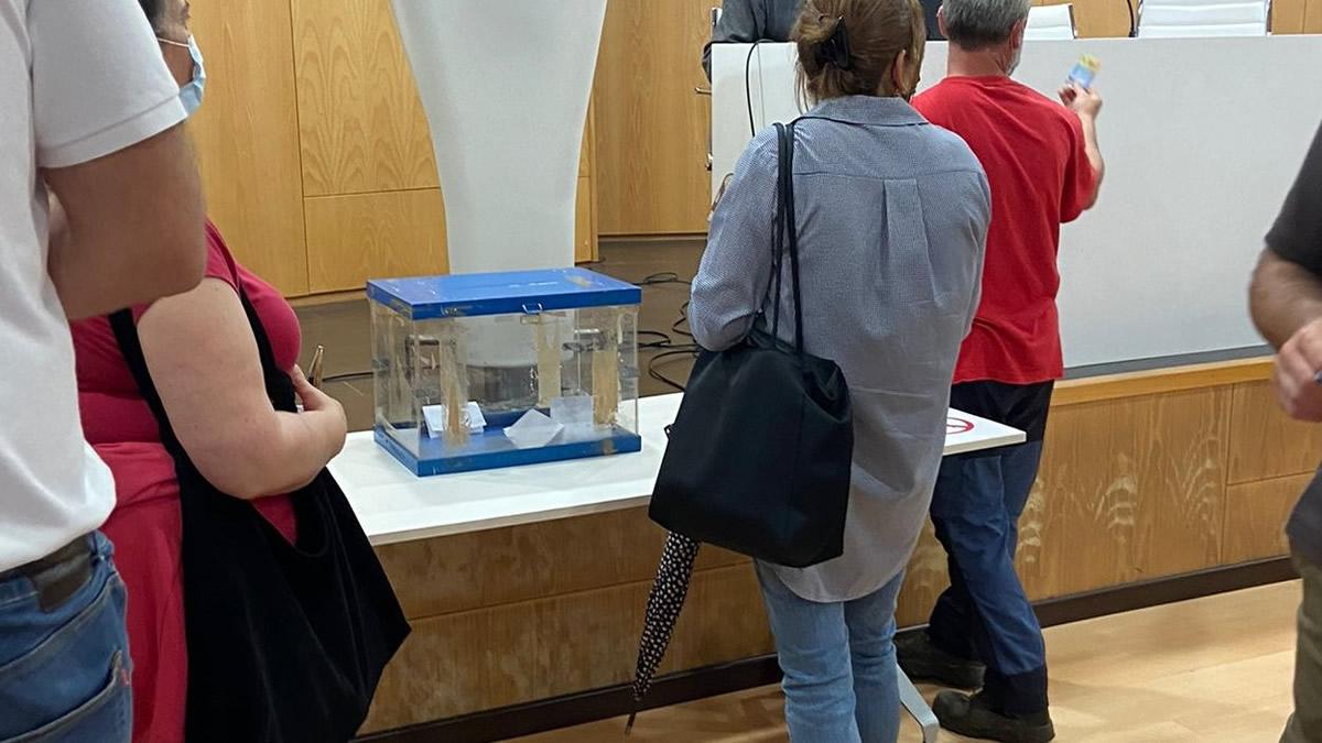 Momento das votacins na asemblea de Santiago de Compostela