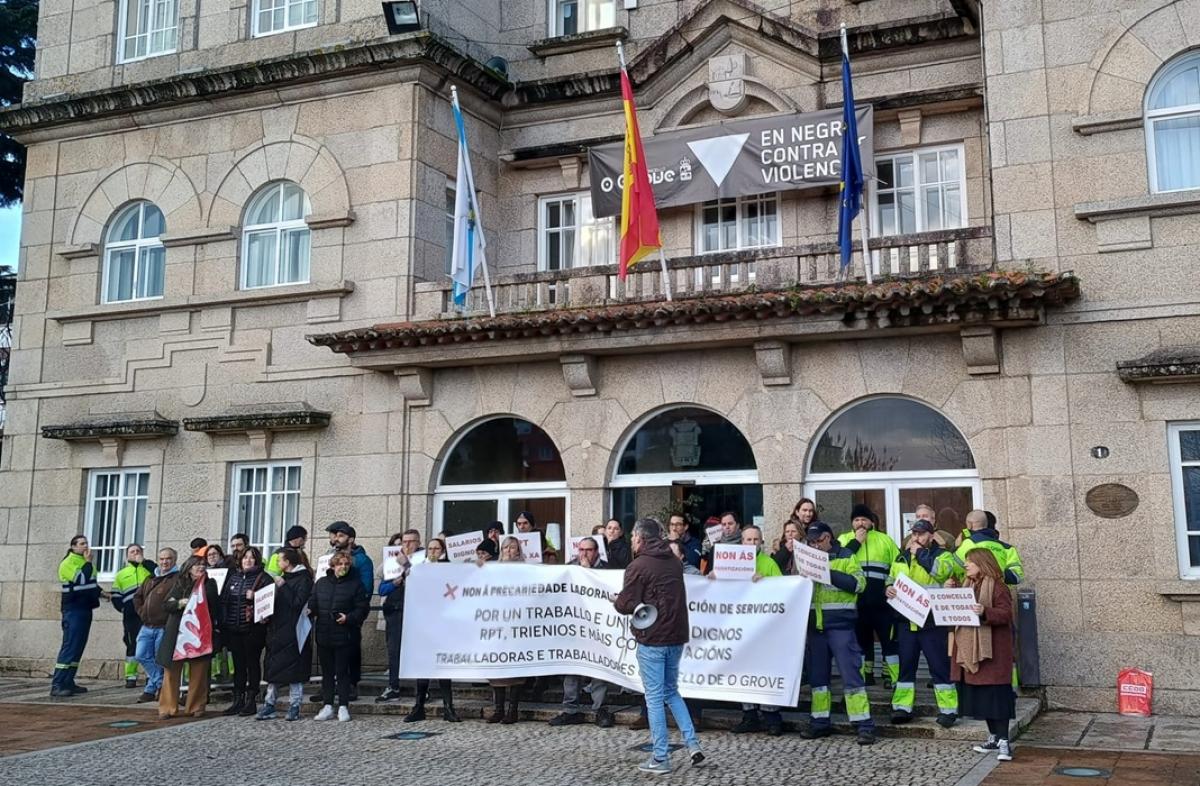 Protesta dos venres ante o Concello do Grove.
