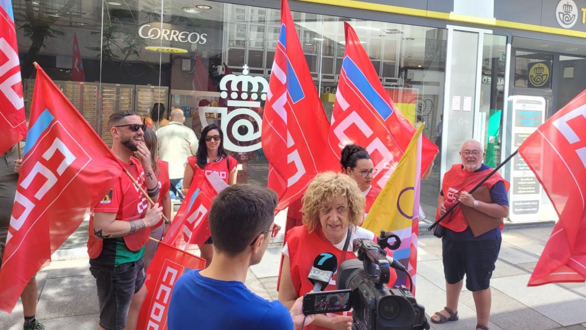 Concentración de CCOO fronte á oficina de Correos de Vilagarcía de Arousa (29/6/2026)