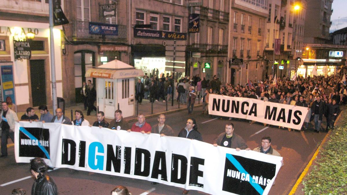 Manifestación de Nunca Máis en Santiago de Compostela con motivo do segundo aniversario da marea negra. Varios membros de CCOO portaron a pancarta principal (11/11/2004) | Foto: Arquivo CCOO