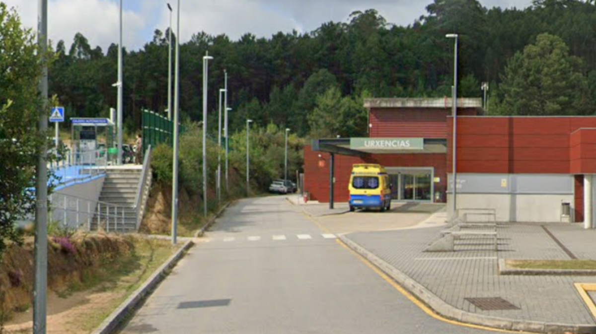 Unha ambulancia nas urxencias do hospital do Salnés // Google Maps.