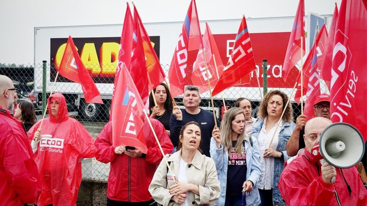 Concentracin do persoal do comercio de alimentacin de Ourense diante da sede de Gadis en Betanzos