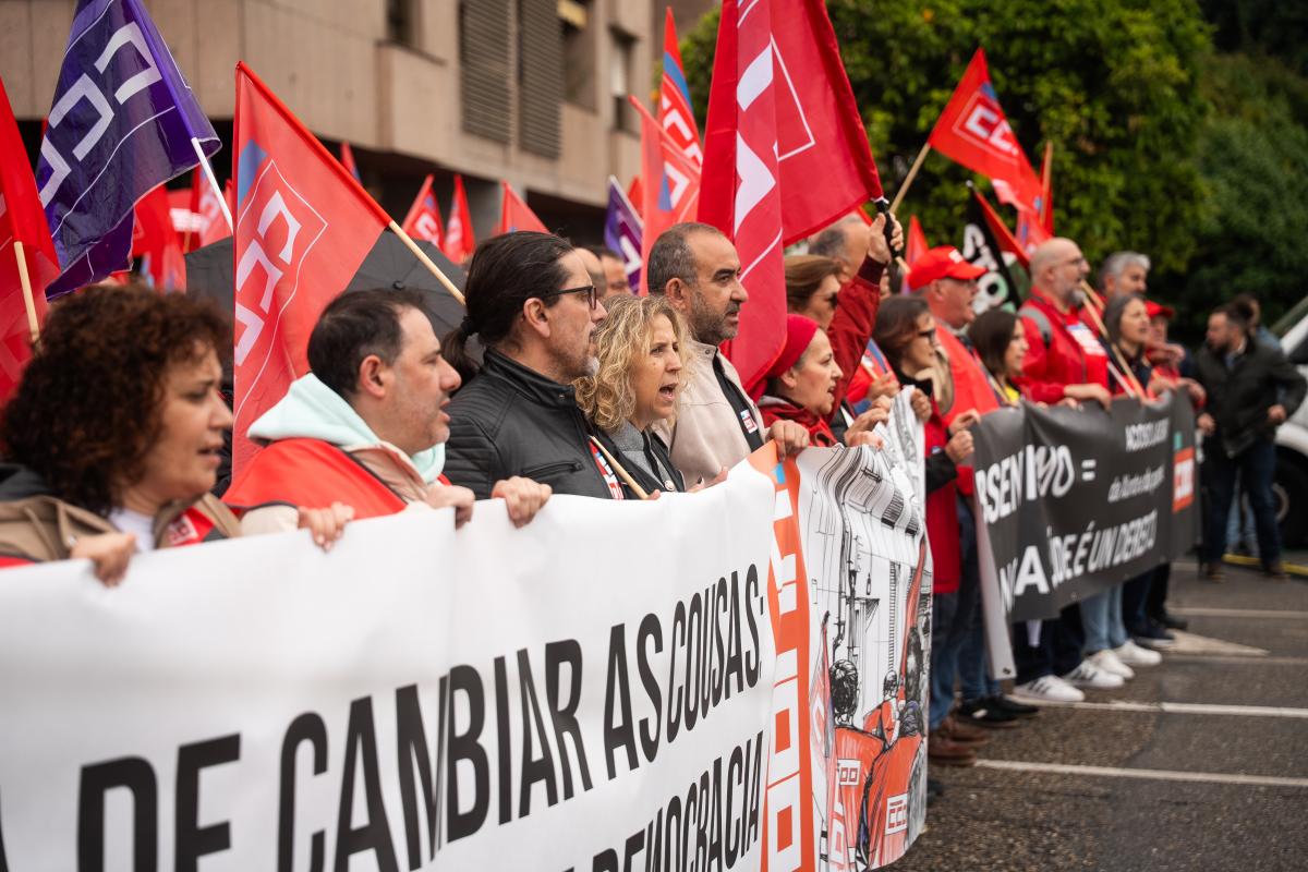 Asemblea 12 de Maio, concentración sede empresarios Vigo.