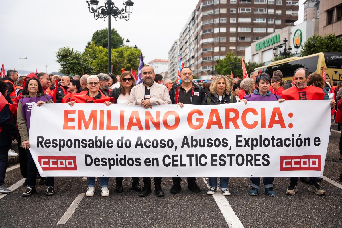 Asemblea 12 de Maio, concentración sede empresarios Vigo.