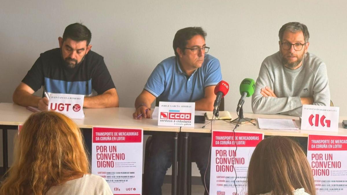 No centro, Jorge García, secretario comarcal da FSC-CCOO, durante a presentación das mobilizacións