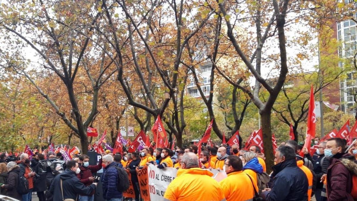 Concentración en Madrid fronte á sede do Ministerio de Industria para defender o futuro da automoción