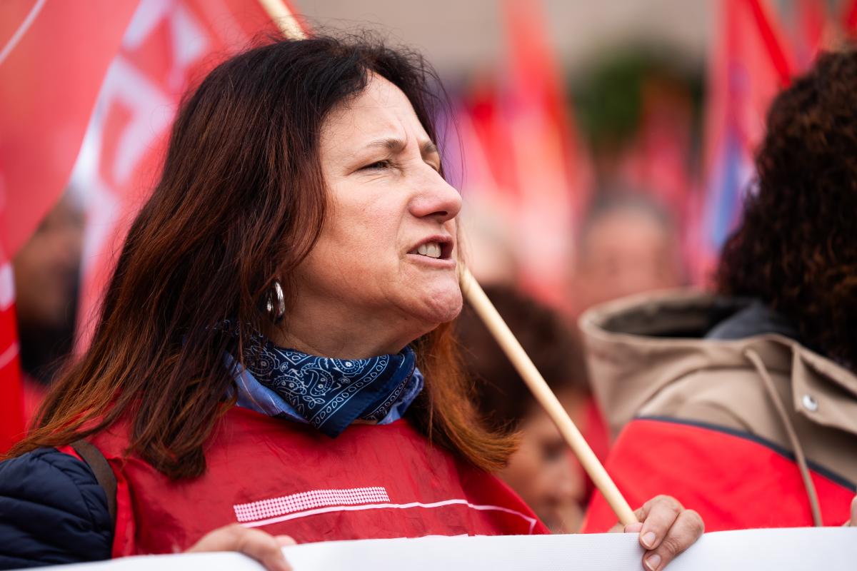 Asemblea 12 de Maio, concentración sede empresarios Vigo.