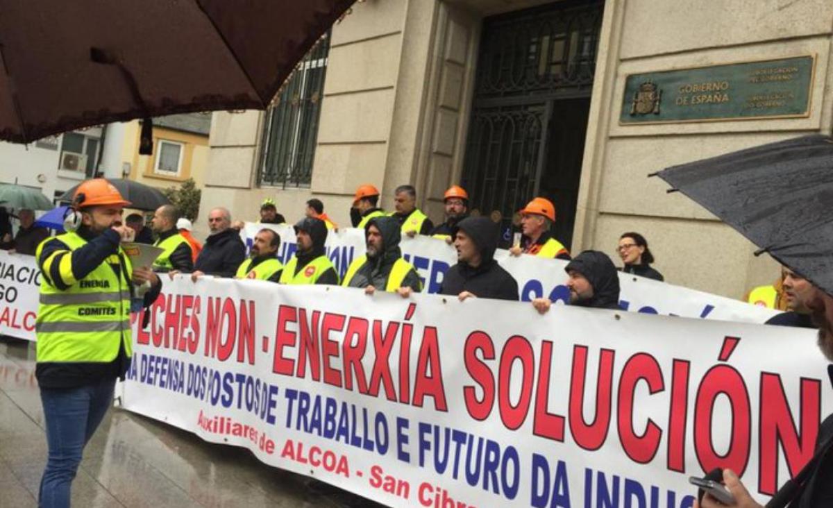 Concentración do persoal de Alcoa o pasado decembro diante da Subdelegación do Goberno en Lugo