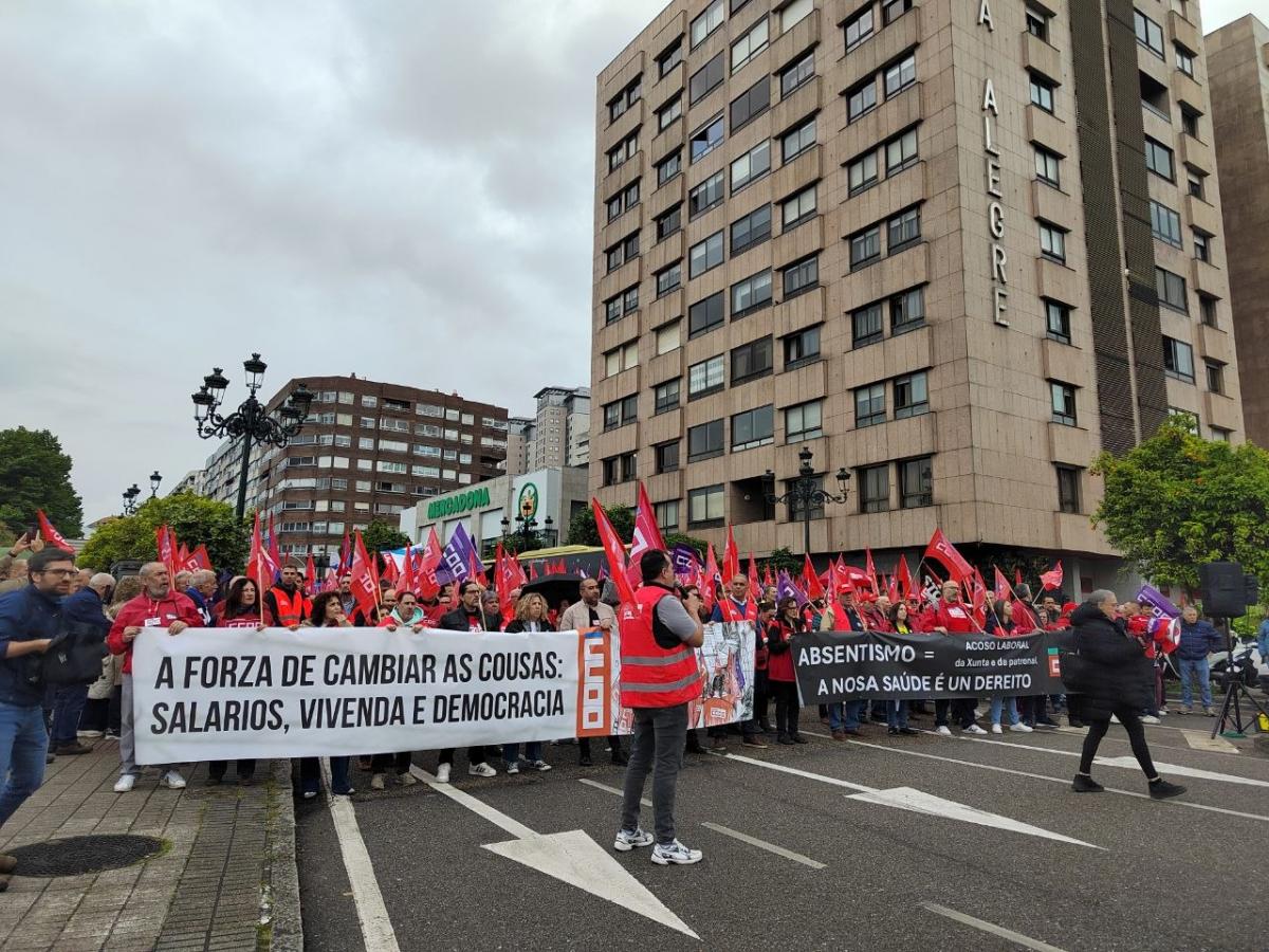 Asemblea 12 de Maio, concentración sede empresarios Vigo.