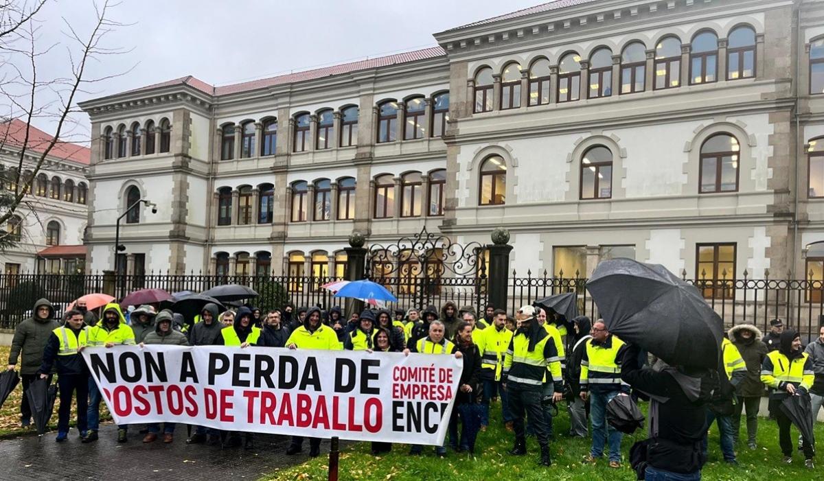 Protesta do cadro de persoal de ENCE-Pontevedra perante a sede da Xunta.