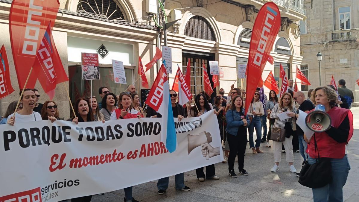 Protesta de CCOO ante unha tenda de Inditex.