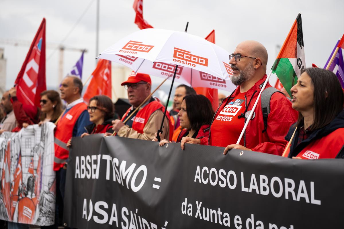 Asemblea 12 de Maio, concentración sede empresarios Vigo.