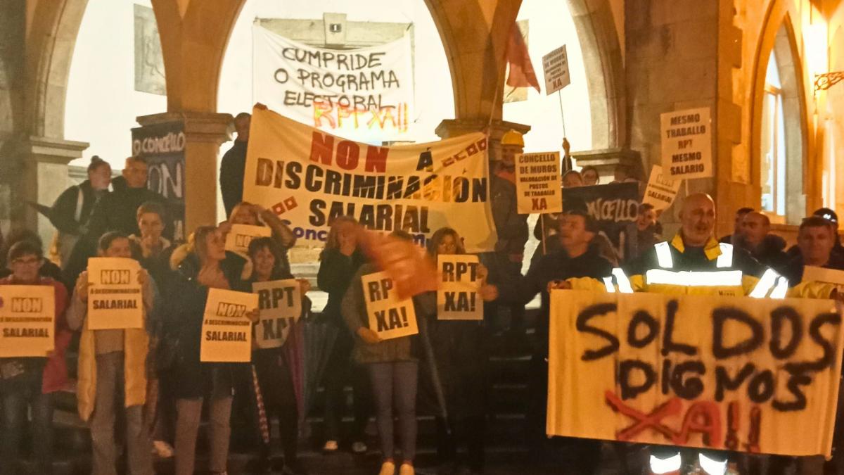 O persoal protestou diante do Concello, aproveitando a celebración do pleno local