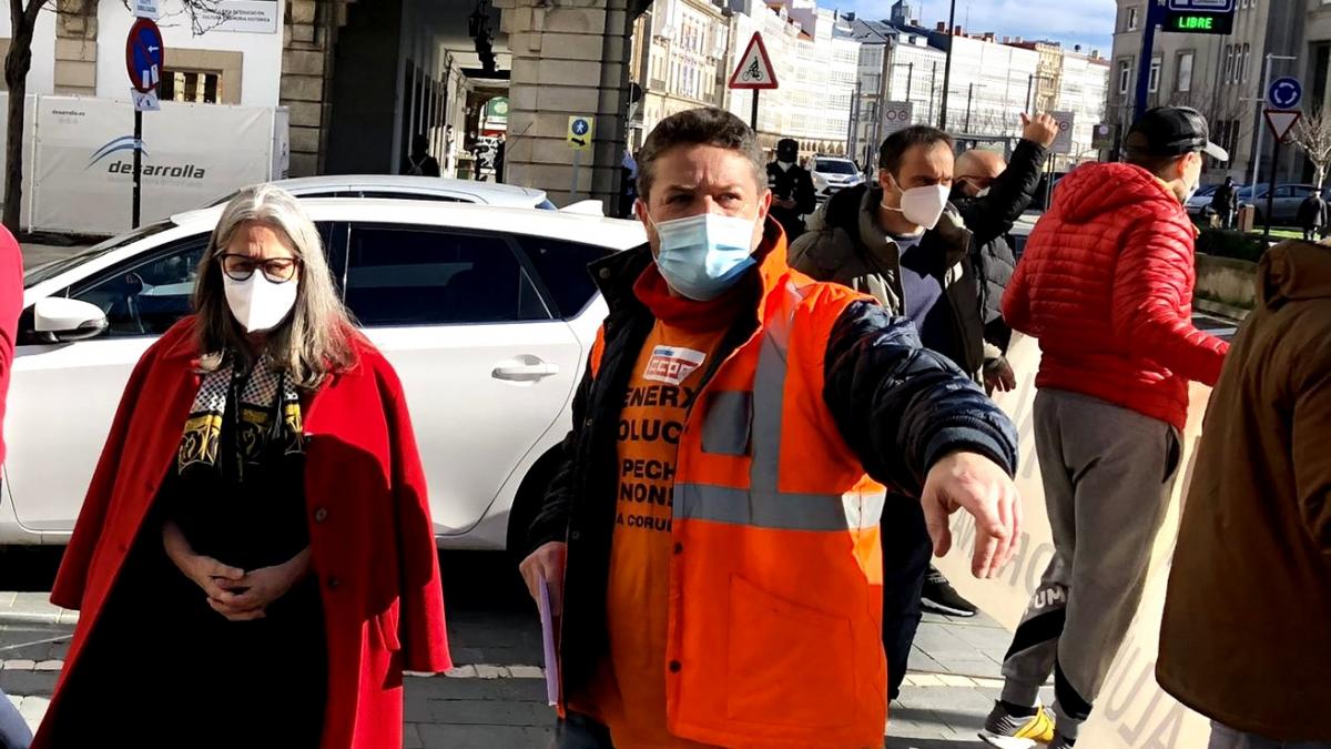 O presidente do comit de empresa, Juan Carlos Lpez Corbacho (CCOO), a carn da subdelegada do Goberno na Corua