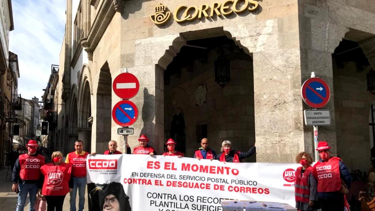 Concentración diante da sede de Correos en Santiago de Compostela (19/5/2022)