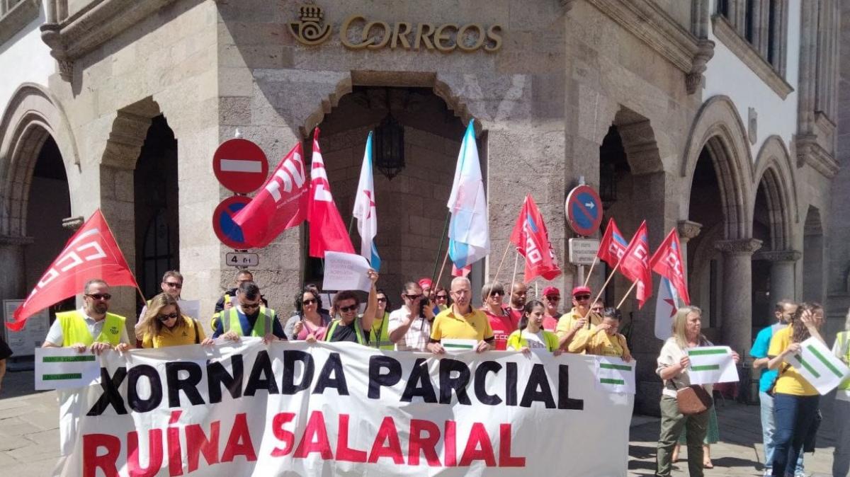 Pancarta do persoal de Correos diante da oficina principal de Santiago