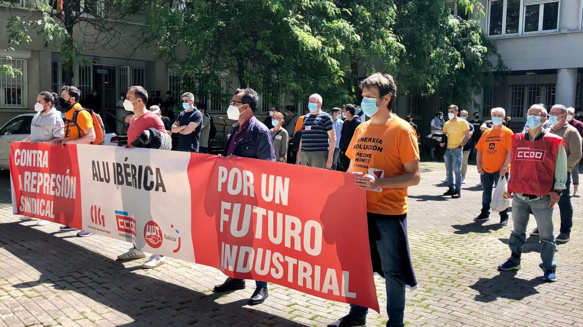 Concentración do persoal de Alu Ibérica esixindo un futuro industrial na planta da Coruña (20/5/2021)