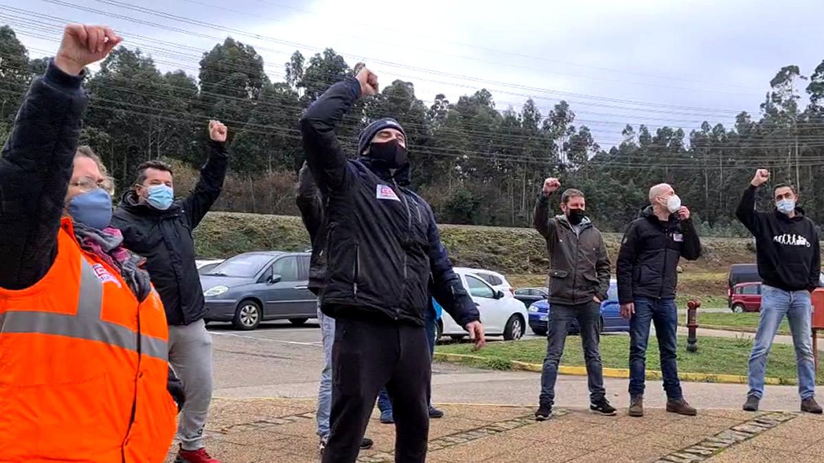 Traballadores e traballadoras de Alcoa saíron aos exteriores da fábrica para celebrar a sentenza