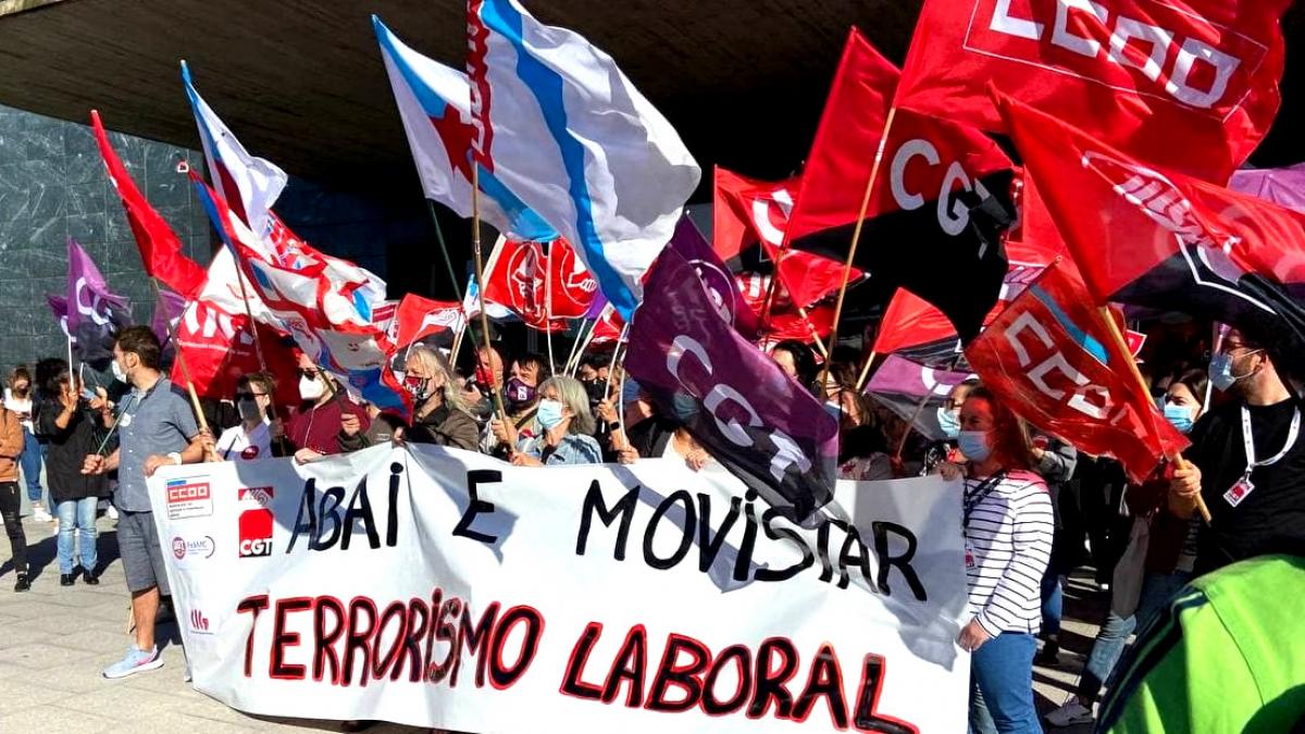 Concentracin diante do centro de traballo de Abai, na Corua, con motivo da folga (20/10/2021)