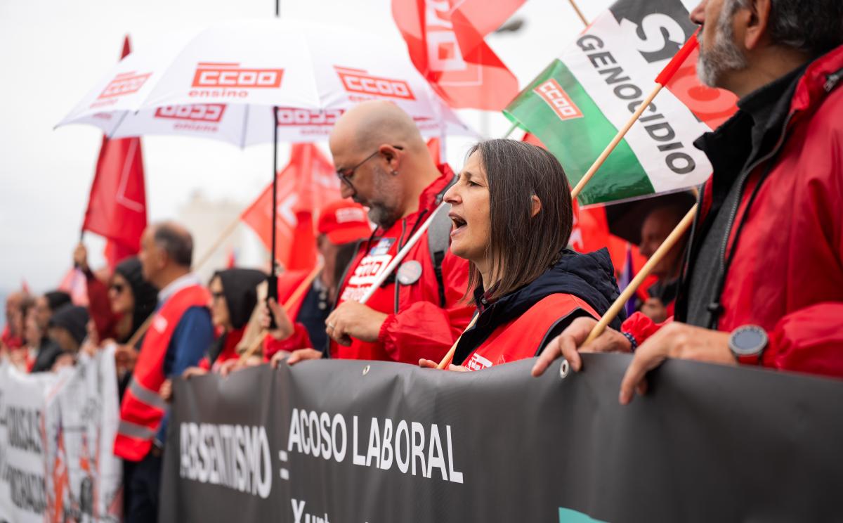 Asemblea 12 de Maio, concentración sede empresarios Vigo.