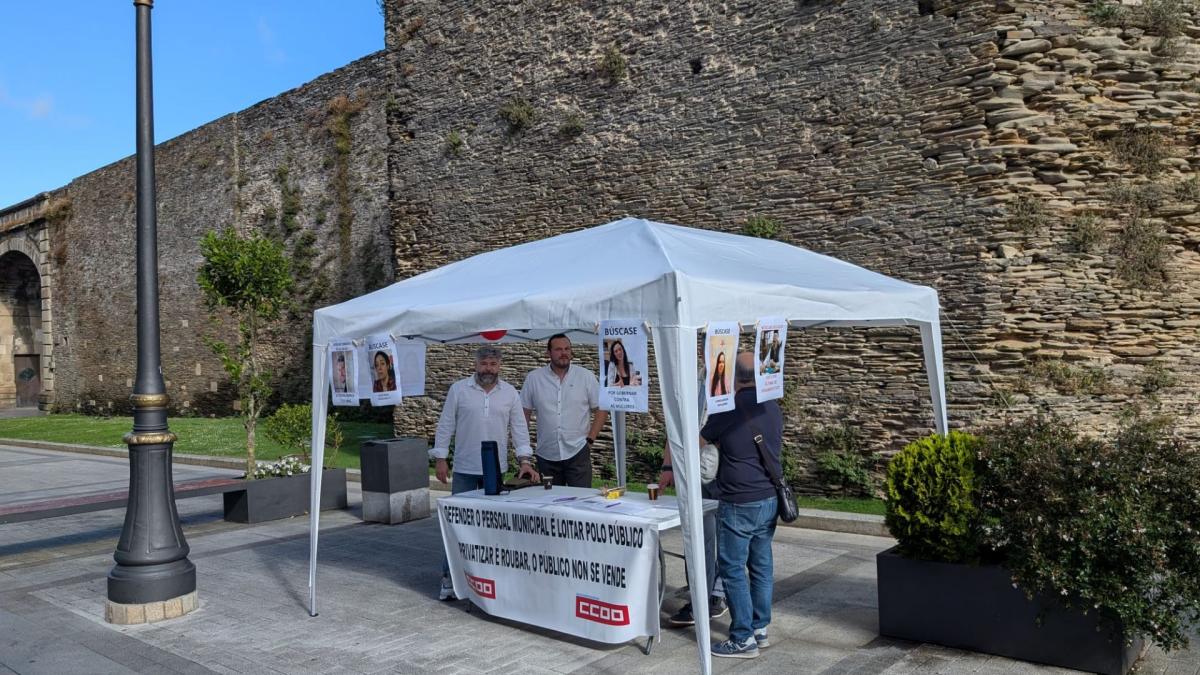 CCOO colocou unha mesa en Lugo para reunir sinaturas a prol da mellora dos servizos municipais